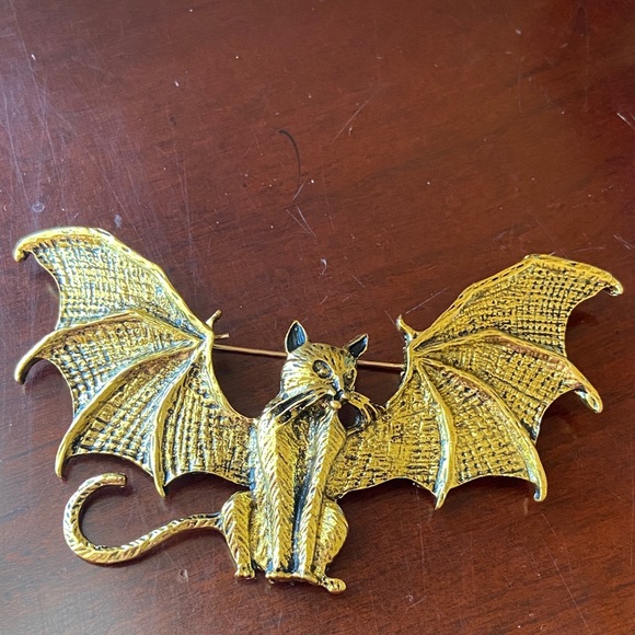NEW Gold Tone Alloy Cat Bat Broach - Picture 1 of 5